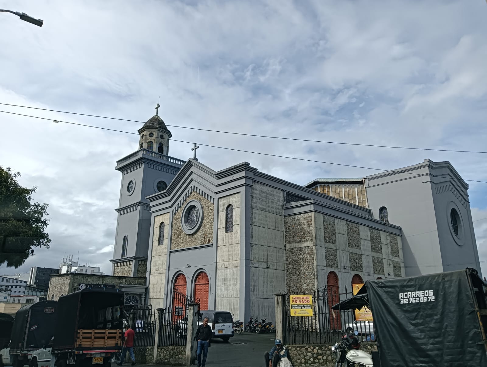 Al fondo la iglesia Sagrado Corazón de Jesús de Armenia. Foto: Adrián Trejos