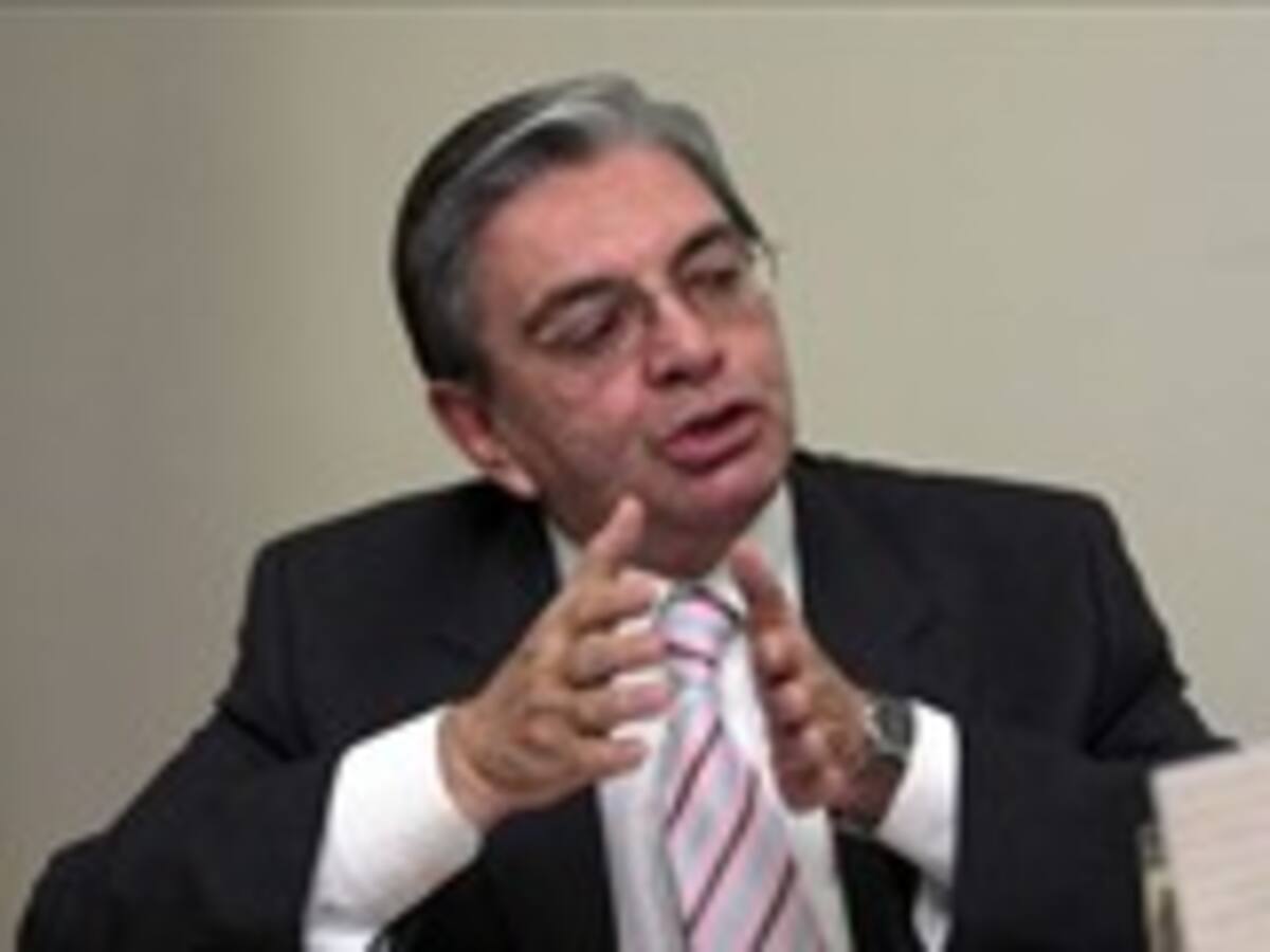 El ministro Fabio Valencia asegura que funcionarios de Presidencia responderán ante la Procuraduría por el caso de las 'chuzadas'