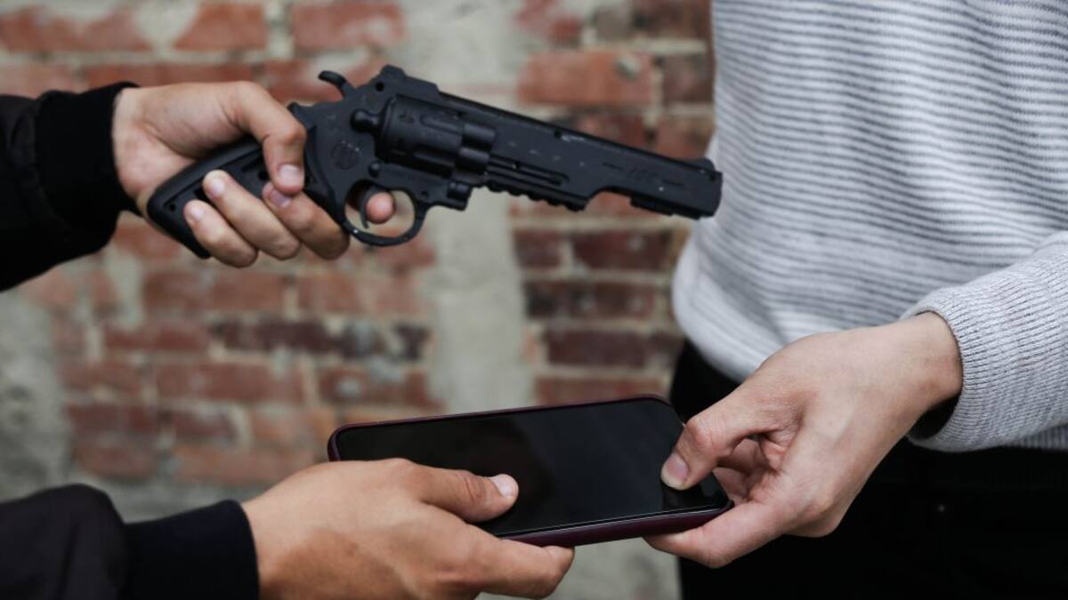 Falso cliente le disparo en la cara a comerciante cuando le vendía celular