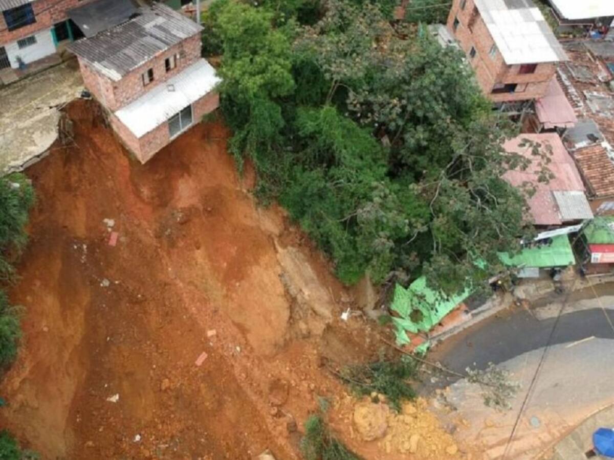 Cierran la vía en el derrumbe de Palos Verdes en Manrique