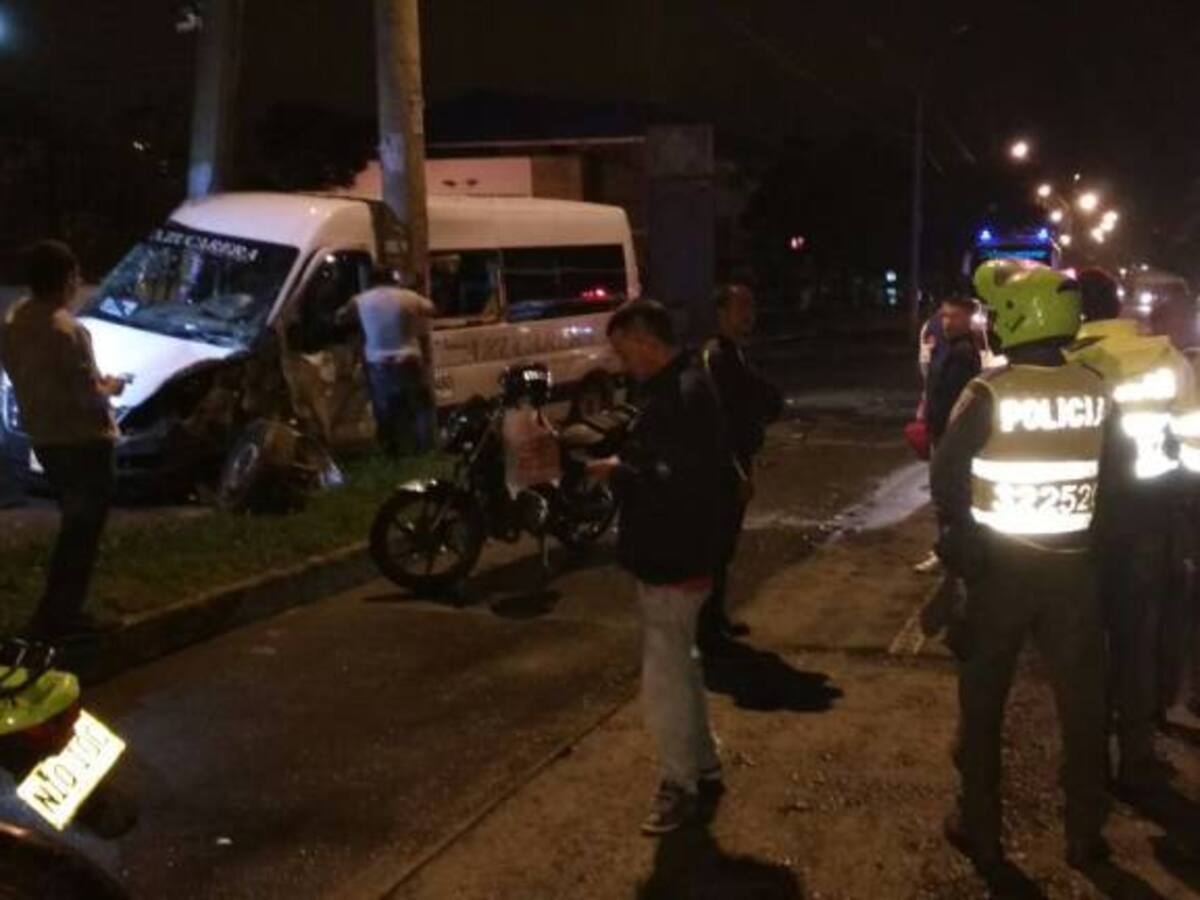 Tres heridos deja choque de buseta contra automóvil en el sur de Cali