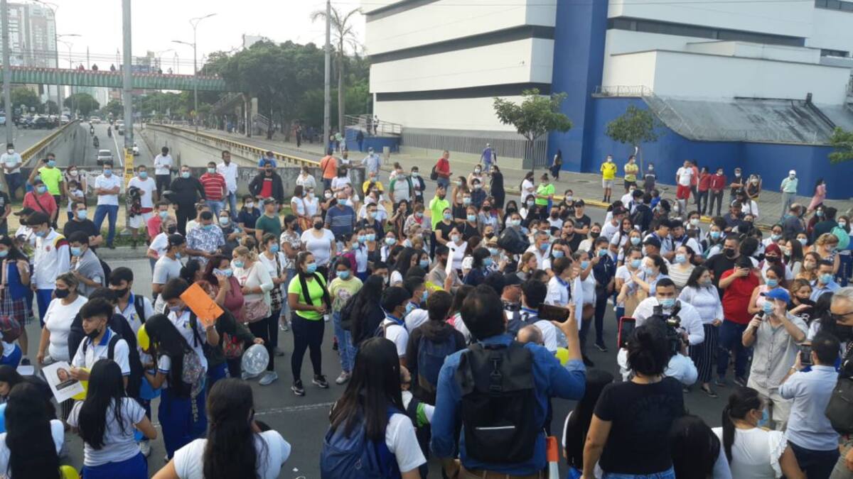 VIDEO: Comunidad se concentra en homenaje a Nickol, frente a la Normal