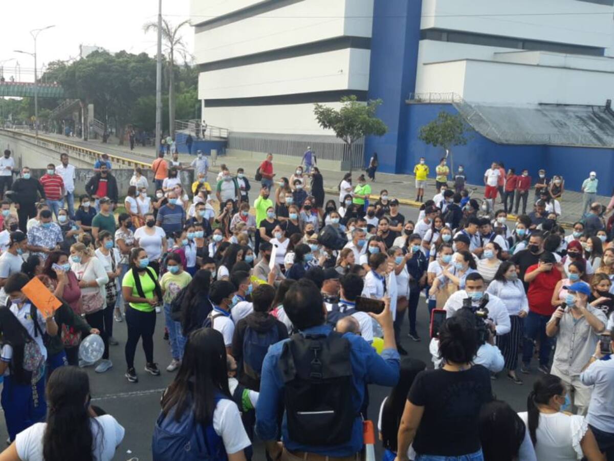 VIDEO: Comunidad se concentra en homenaje a Nickol, frente a la Normal