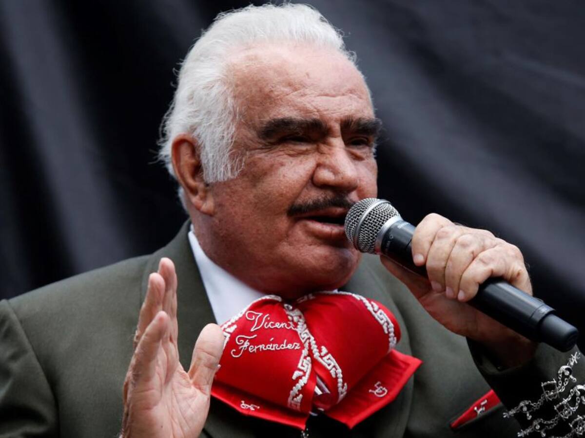 Vicente Fernández es hospitalizado en México por lesión en las cervicales