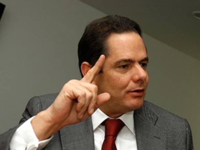 Minprotección 'miente' sobre millonario contrato para reforma a la salud: Vargas Lleras