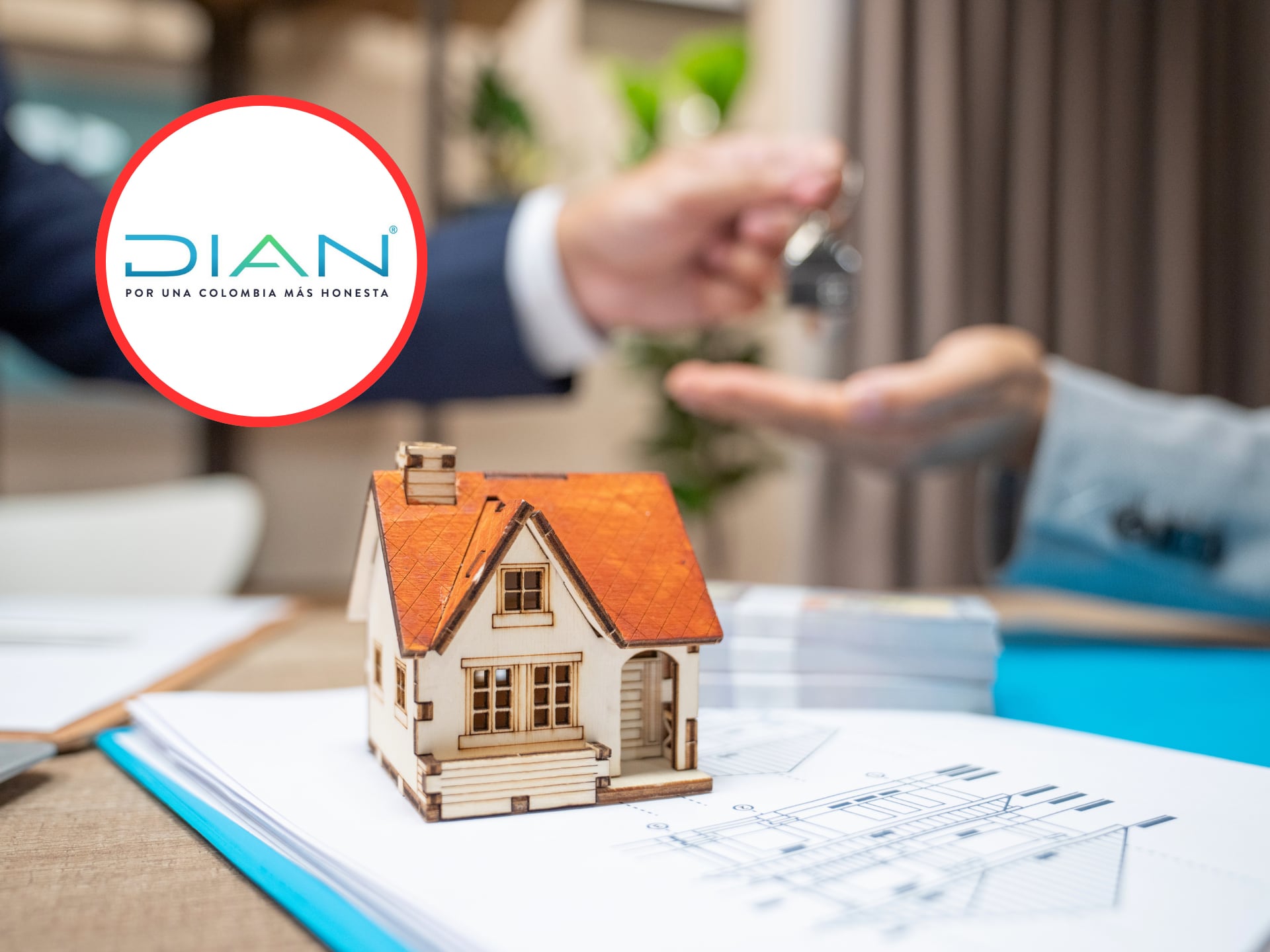 Persona recibiendo las llaves de su nueva casa, encima el logo de la DIAN (Fotos: Getty Images / redes sociales)