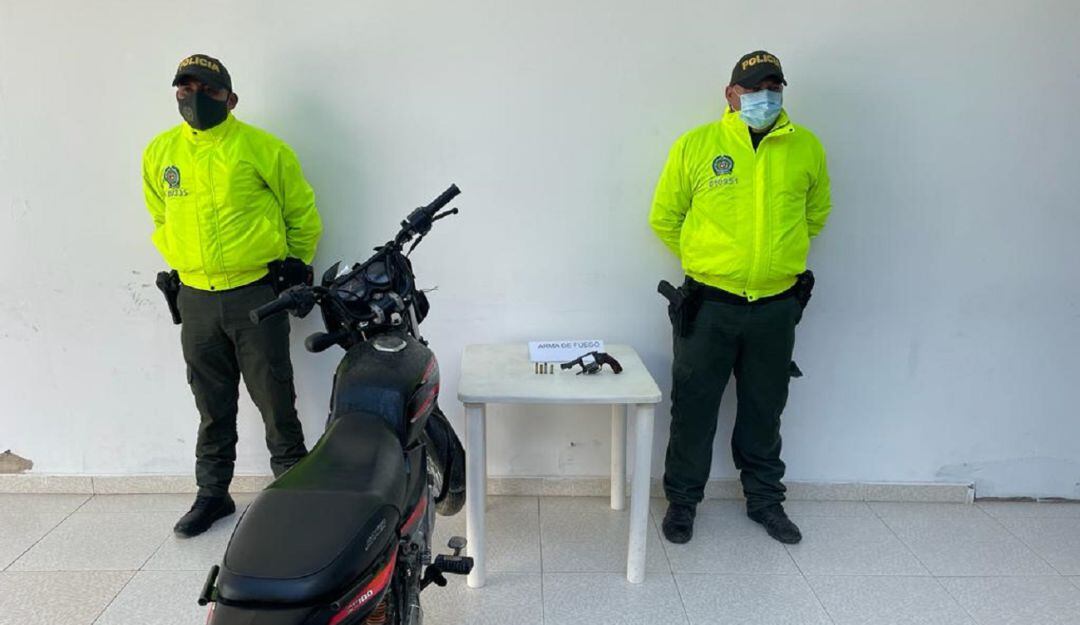 En el procedimiento les fue encontrado un celular y dinero producto del Ilícito. Además, fueron incautadas un arma de fuego y una moto