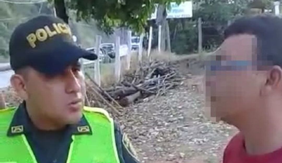 El sujeto agredió al perro porque el canino atacó a otro animal.