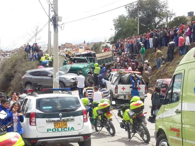 Volqueta sin frenos cayó sobre 2 automóviles en Tunja y dejó 3 heridos