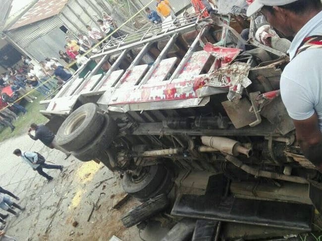 Dos muertos y 35 heridos dejó el accidente de un ‘bus escalera’ en Cauca