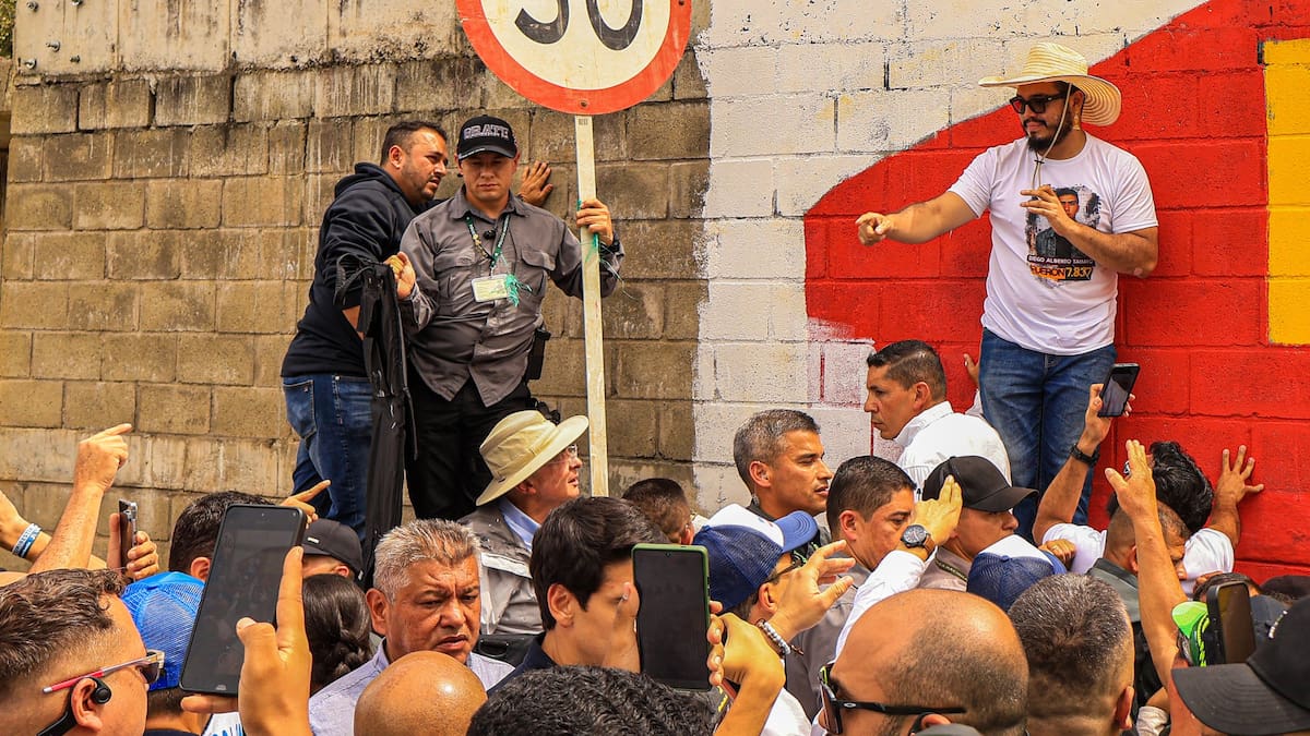 Petro responde a cuestionamientos del uribismo por mural sobre falsos positivos: “la doble moral”