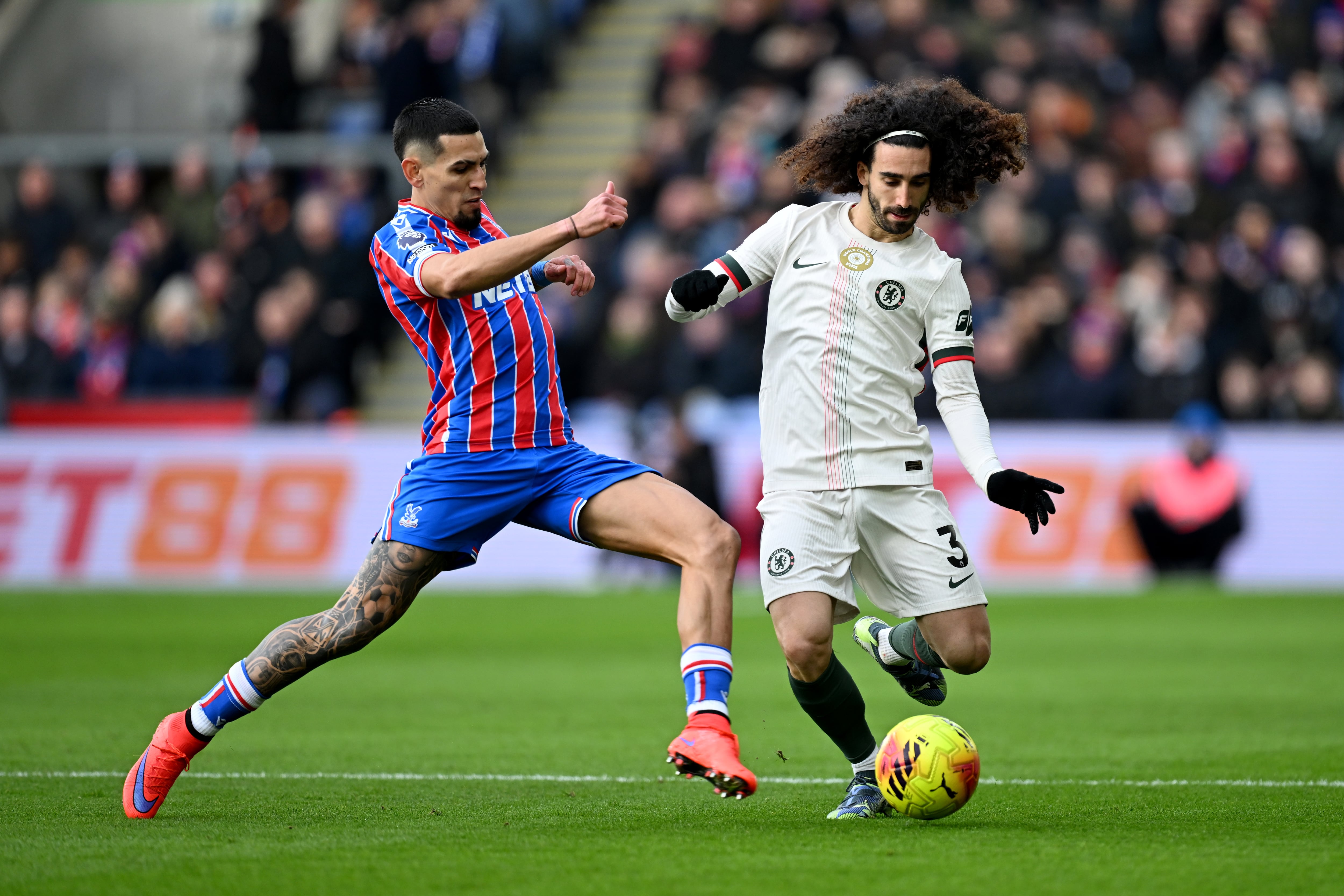 Daniel Muñoz disputa un balón con Marc Cucurella, en su regreso a las canchas con el Crystal Palace. (Photo by Darren Walsh/Chelsea FC via Getty Images)