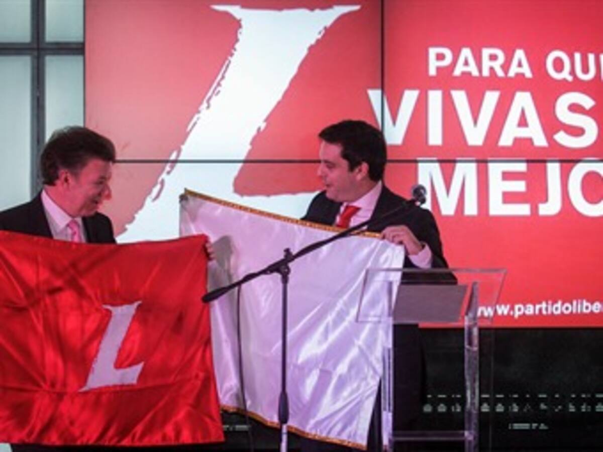 Es un honor recibir las banderas del Partido Liberal: Santos