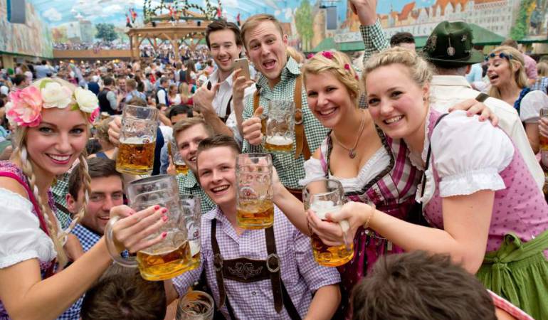 Un grupo de jóvenes alemanes posa con sus jarras en la edición de 2015 del Oktoberfest.  