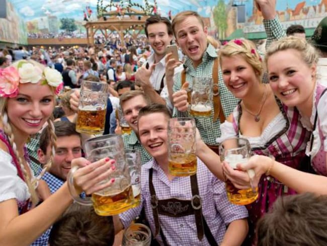Un grupo de jóvenes alemanes posa con sus jarras en la edición de 2015 del Oktoberfest.  