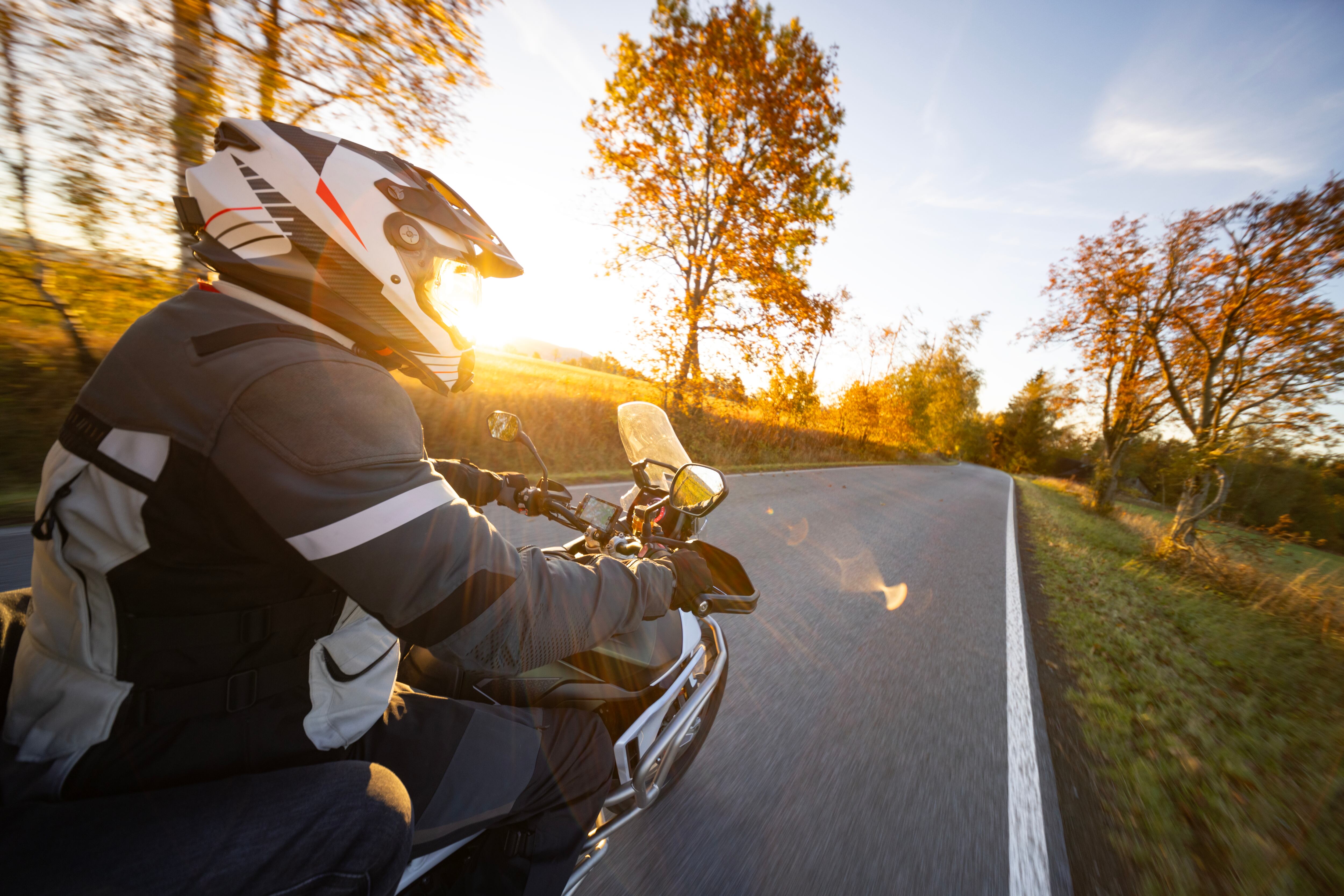 Motocicleta en gran velocidad en una calle pavimentada (Getty Images)