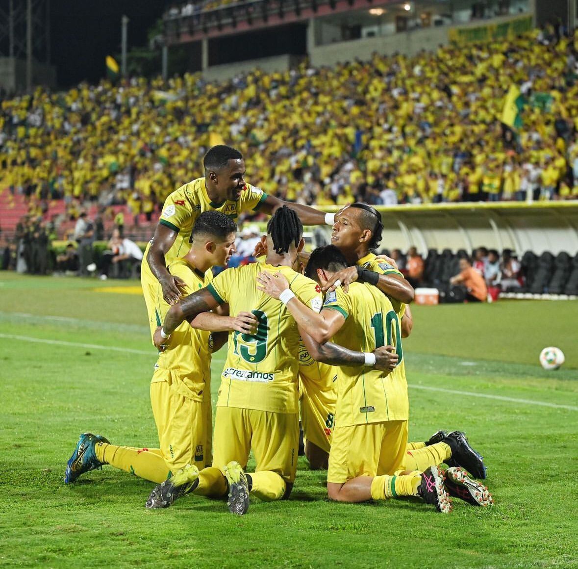 Los jugadores de Atlético Bucaramanga celebran uno de sus tres goles ante Santa Fe / Instagram: Atlético Bucaramanga.