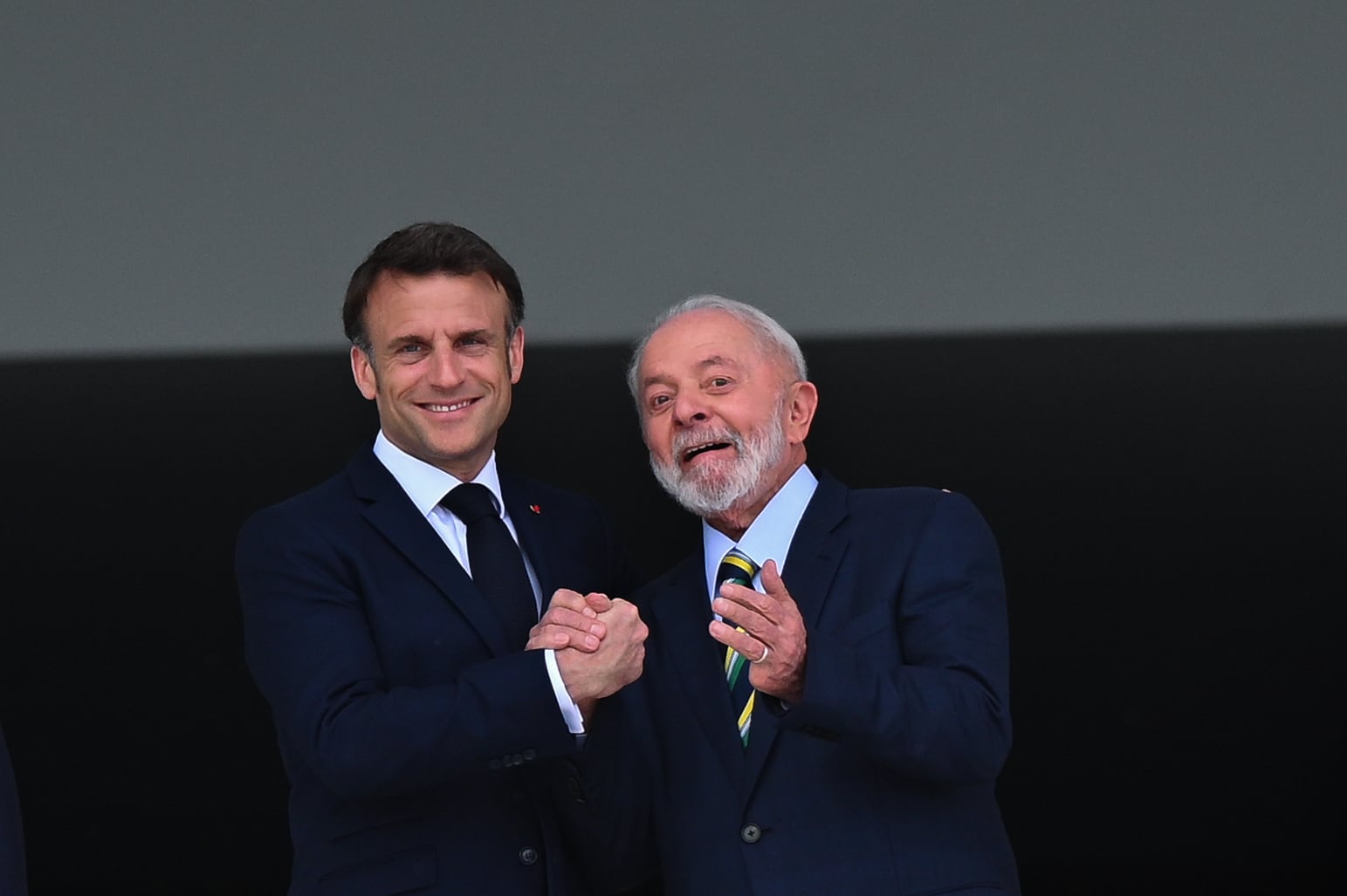 El presidente de Francia Emmanuel Macron (i) y el presidente de Brasil Luiz Inácio Lula da Silva (d) participan en una ceremonia en el Palacio del Planalto, en Brasilia (Brasil).
(Foto: EFE/Andre Borges )