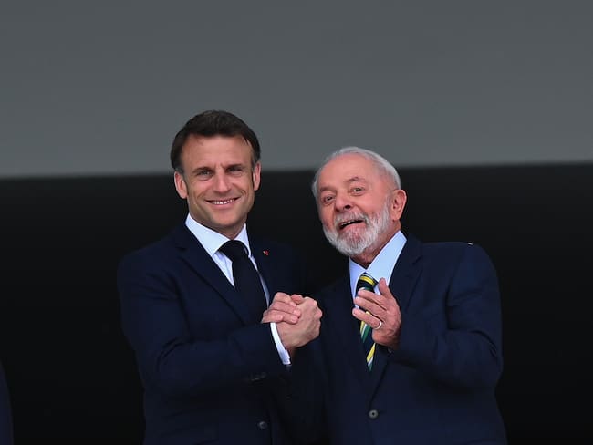El presidente de Francia Emmanuel Macron (i) y el presidente de Brasil Luiz Inácio Lula da Silva (d) participan en una ceremonia en el Palacio del Planalto, en Brasilia (Brasil). 
(Foto:  EFE/Andre Borges )