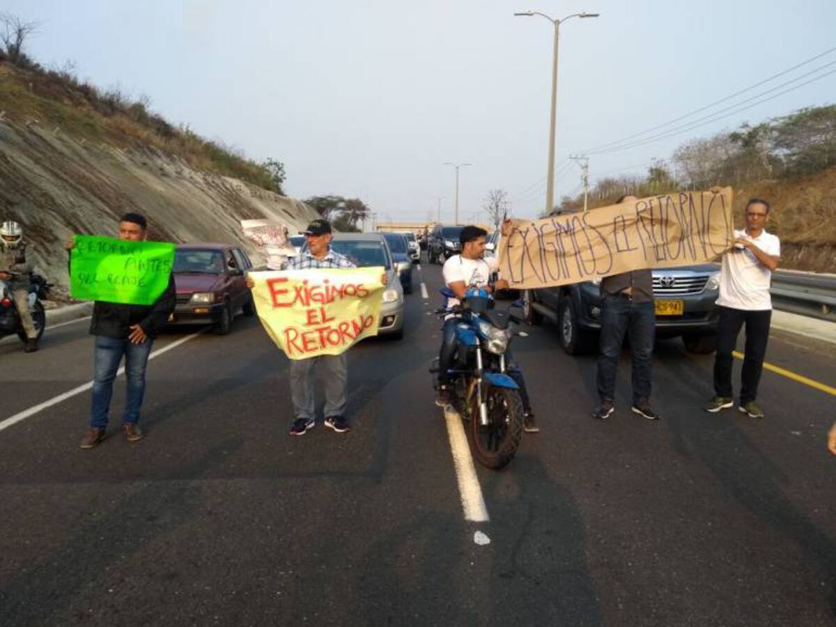 Bloquean vía Barranquilla - Cartagena por cierres de retornos