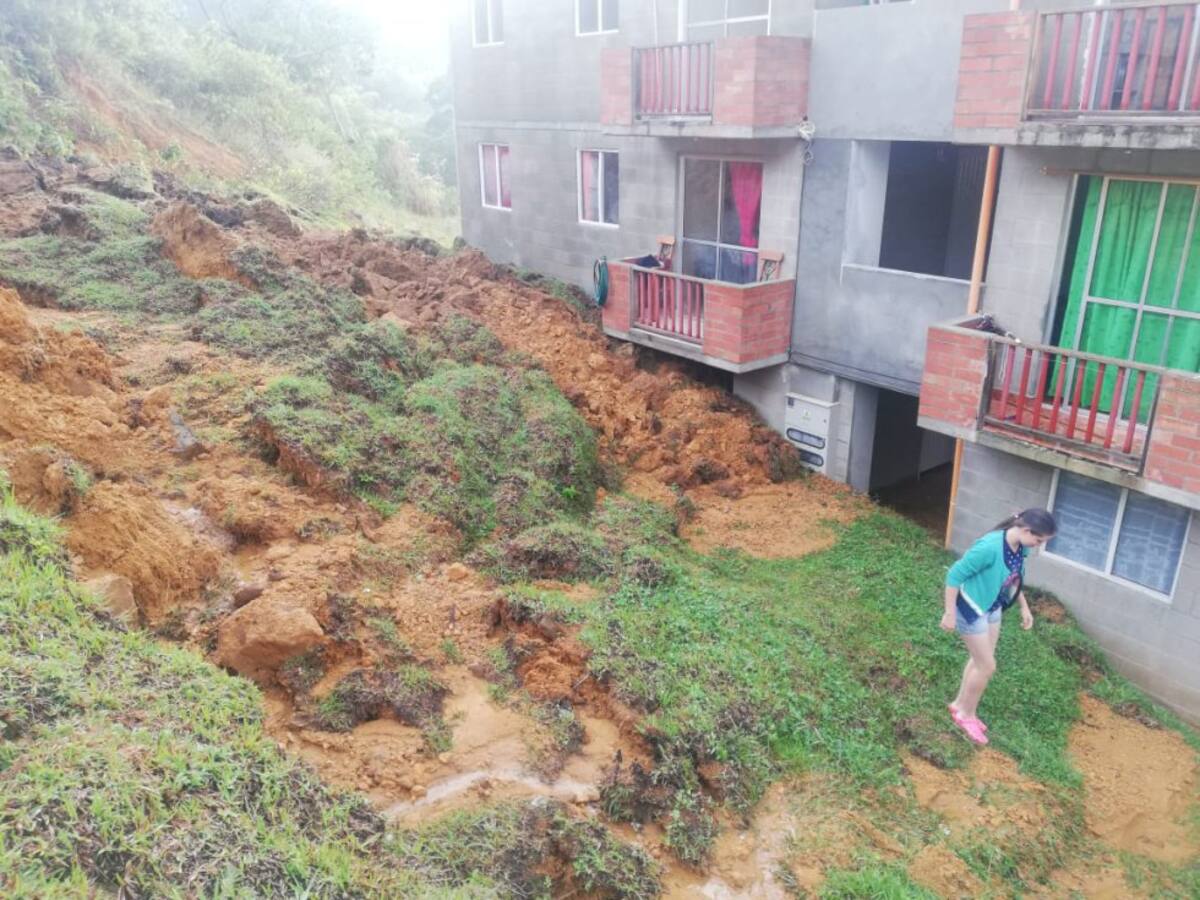 Autoridades de socorro atienden una emergencia generada por las fuertes y constantes lluvias que afectaron un amplio sector del municipio turístico de Jericó, en el occidente de Antioquia
