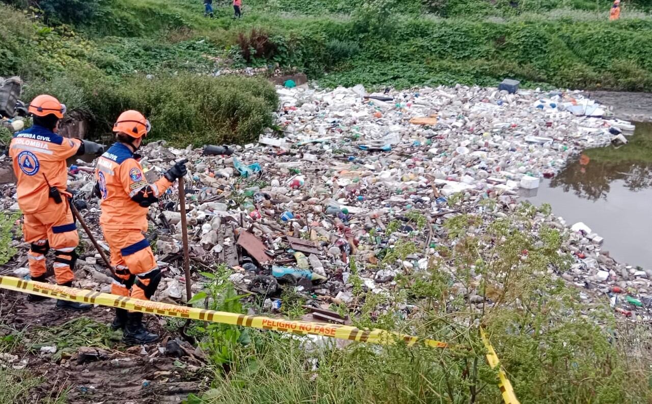 Labores de retiro de basuras en el río Tunjuelito. Foto: Defensoría Civil