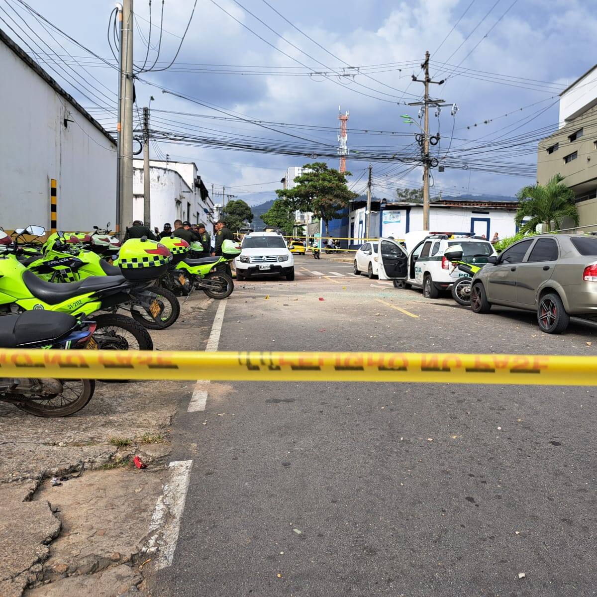 Policías heridos en ataque a estación están fuera de peligro