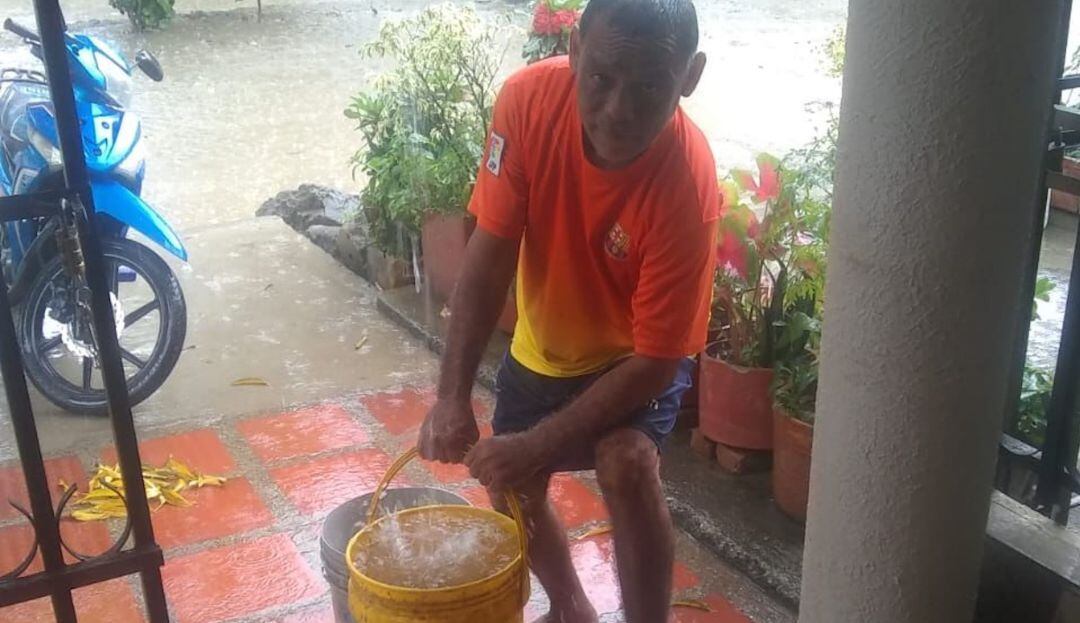 Residente de Cantilito se abastece de agua lluvia