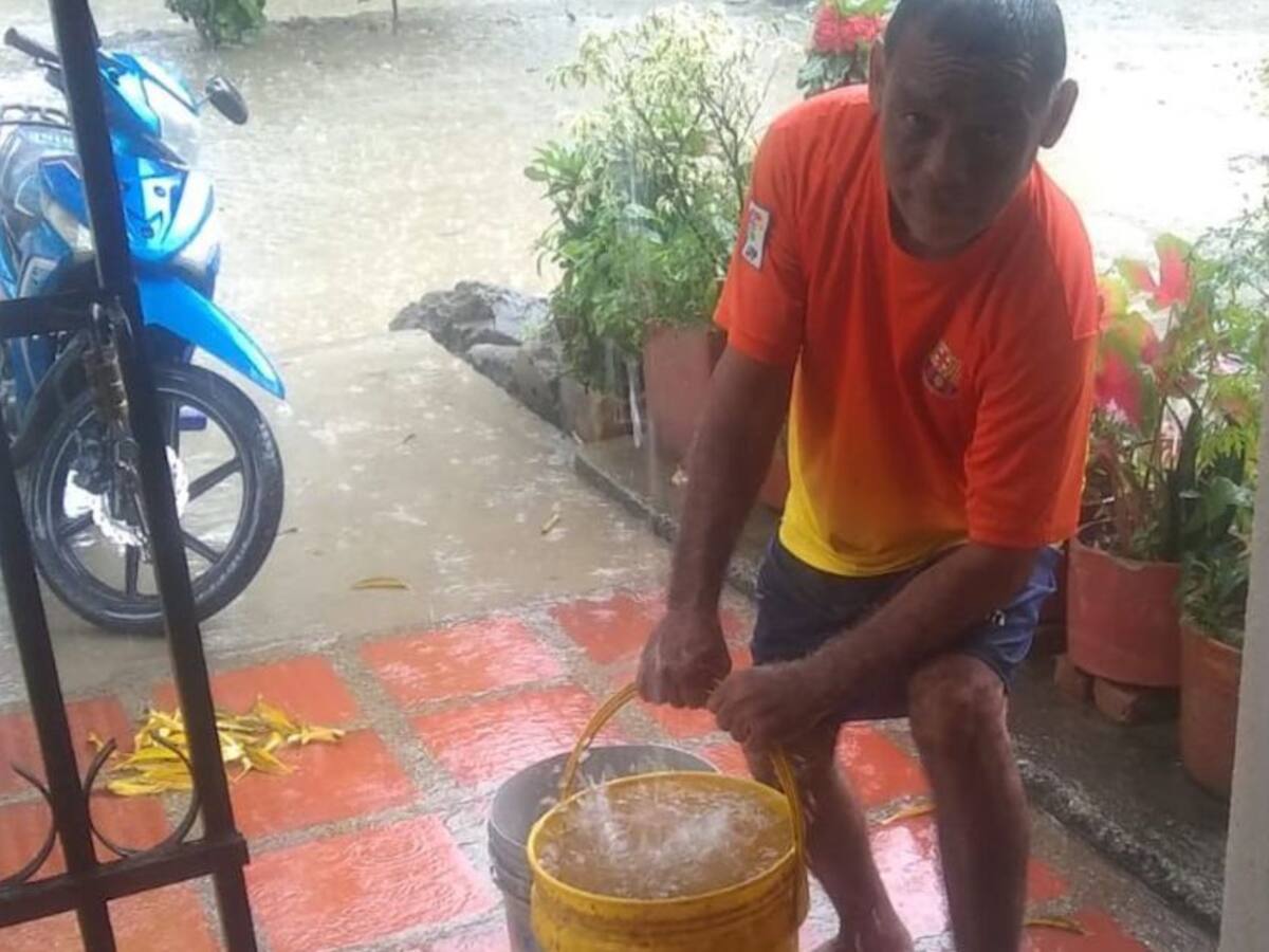 Samarios se abastecen de agua lluvia por falta de agua potable