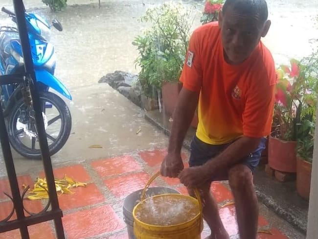 Residente de Cantilito se abastece de agua lluvia