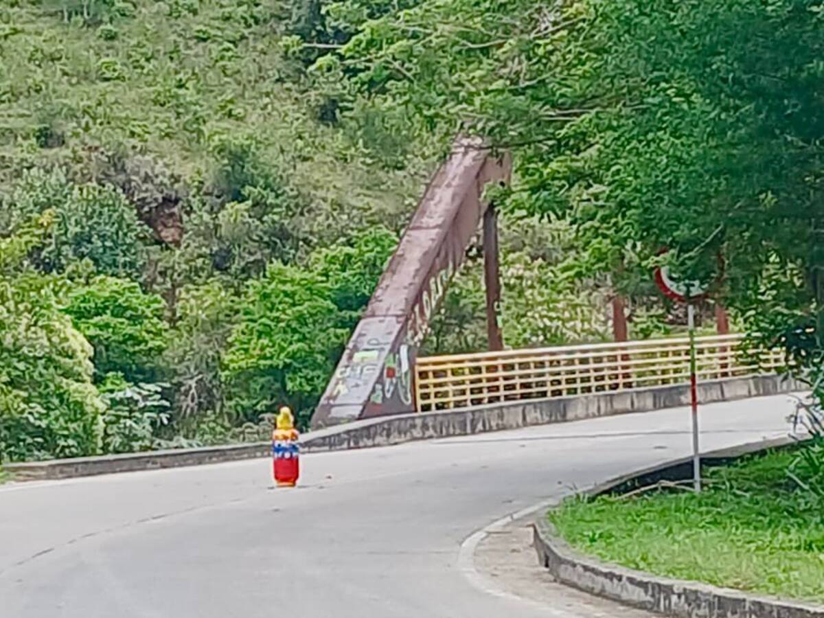 Ejército neutraliza elemento sospechoso abandonado en vía que conecta al Huila con el Cauca