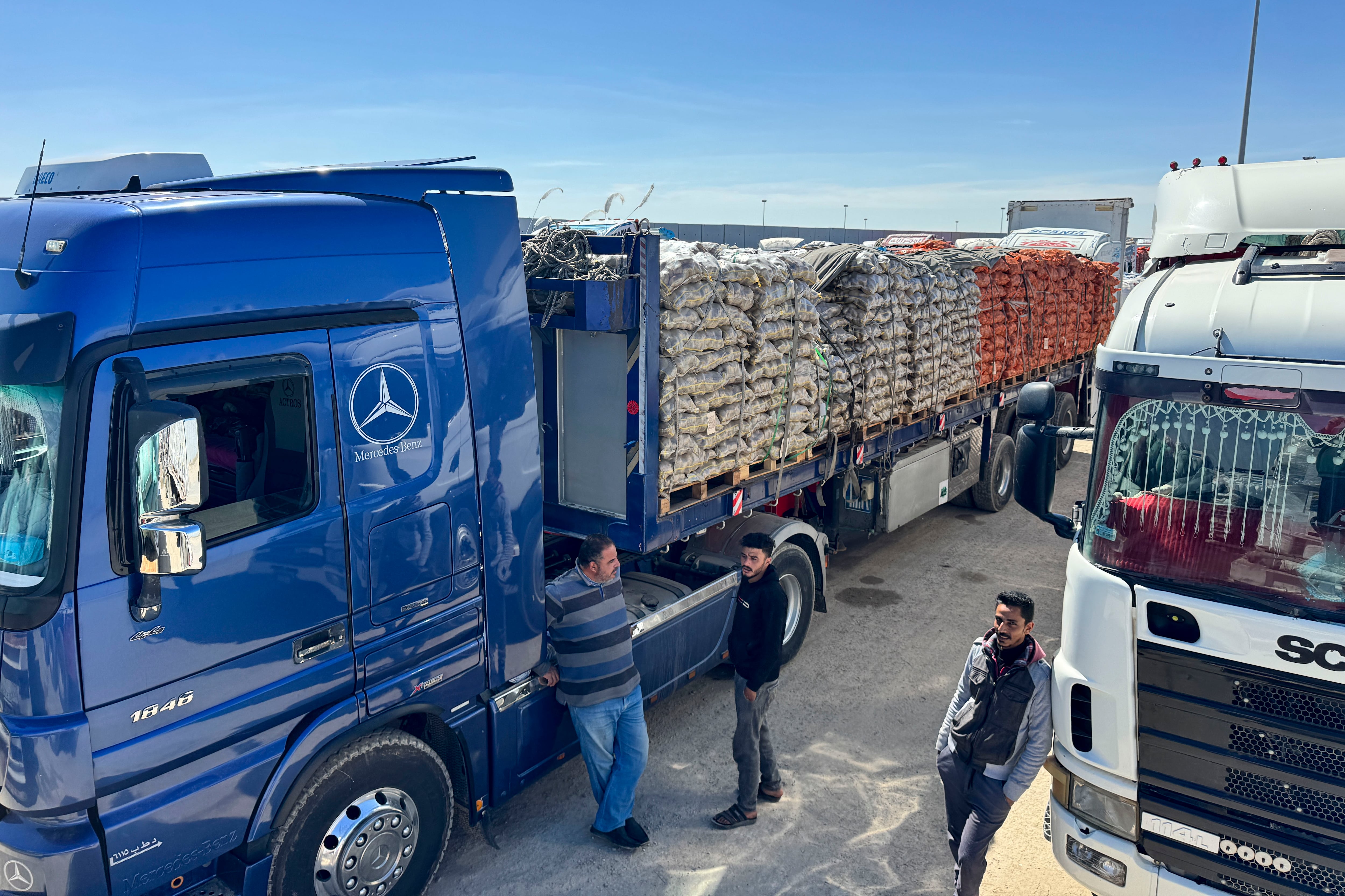 RAFAH (EGIPTO), 02/03/2025.- Decenas de camiones cargados con ayuda humanitaria se agolpan ante las puertas del paso fronterizo de Rafah, que conecta Egipto con la Franja de Gaza, después de que Israel anunciara la suspensión de entrada de ayuda al enclave palestino tras expirar la primera fase de la tregua con Hamás. EFE