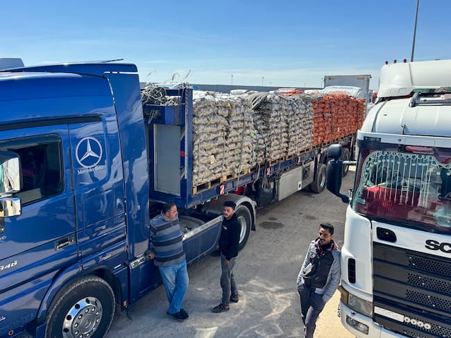 RAFAH (EGIPTO), 02/03/2025.- Decenas de camiones cargados con ayuda humanitaria se agolpan ante las puertas del paso fronterizo de Rafah, que conecta Egipto con la Franja de Gaza, después de que Israel anunciara la suspensión de entrada de ayuda al enclave palestino tras expirar la primera fase de la tregua con Hamás. EFE