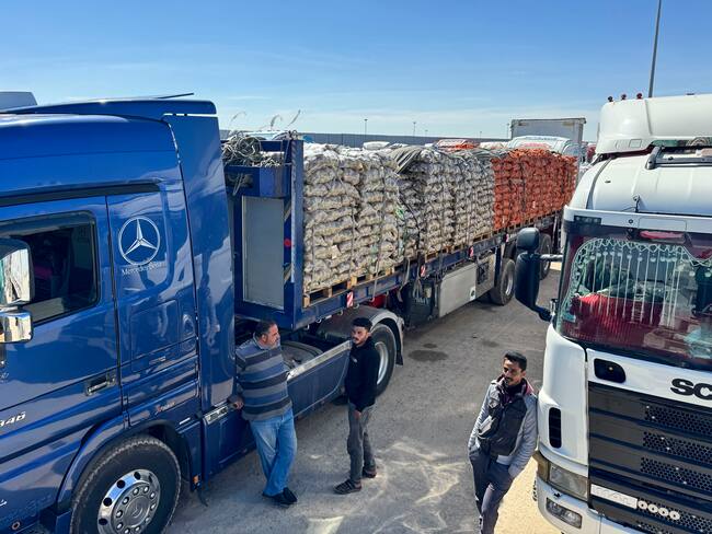 RAFAH (EGIPTO), 02/03/2025.- Decenas de camiones cargados con ayuda humanitaria se agolpan ante las puertas del paso fronterizo de Rafah, que conecta Egipto con la Franja de Gaza, después de que Israel anunciara la suspensión de entrada de ayuda al enclave palestino tras expirar la primera fase de la tregua con Hamás. EFE