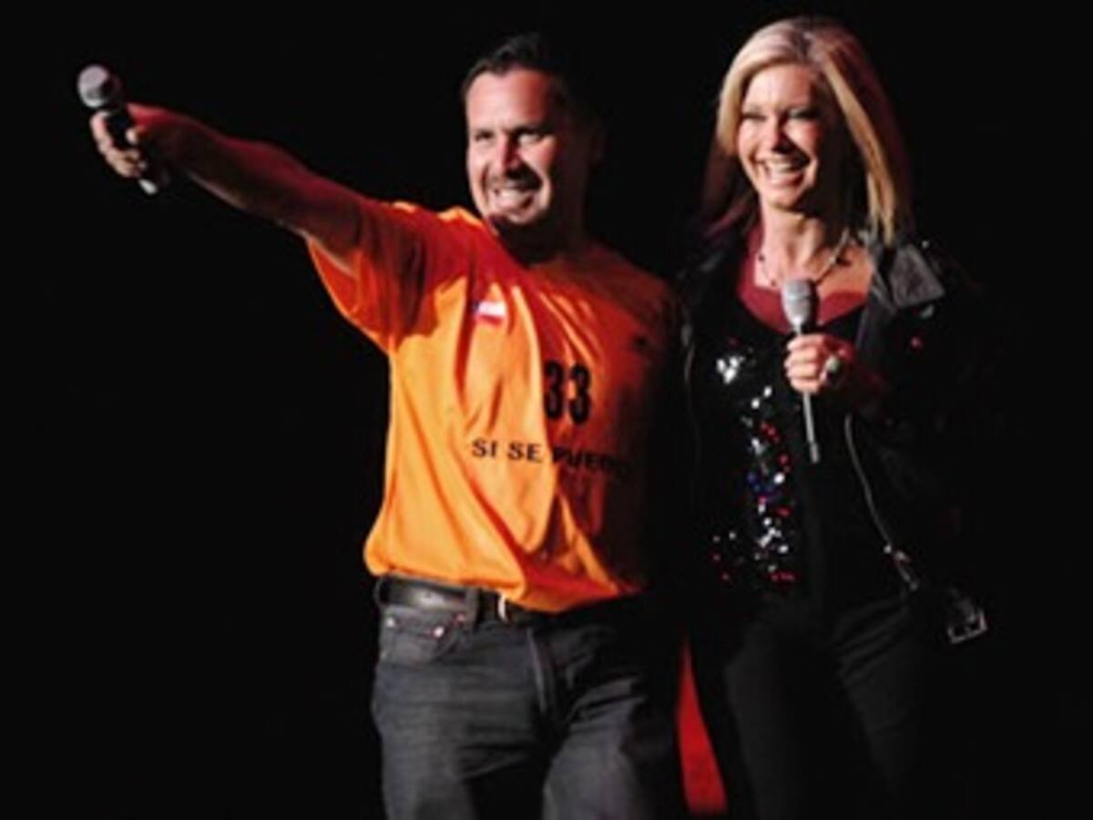 Olivia Newton-John cantó junto a uno de los mineros rescatados en Chile