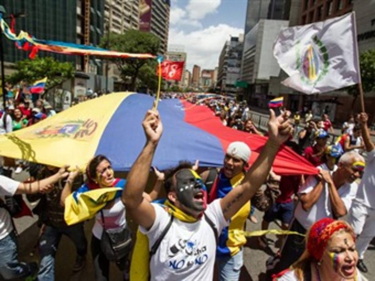 Estudiantes y dirigentes de oposición marchan en Venezuela