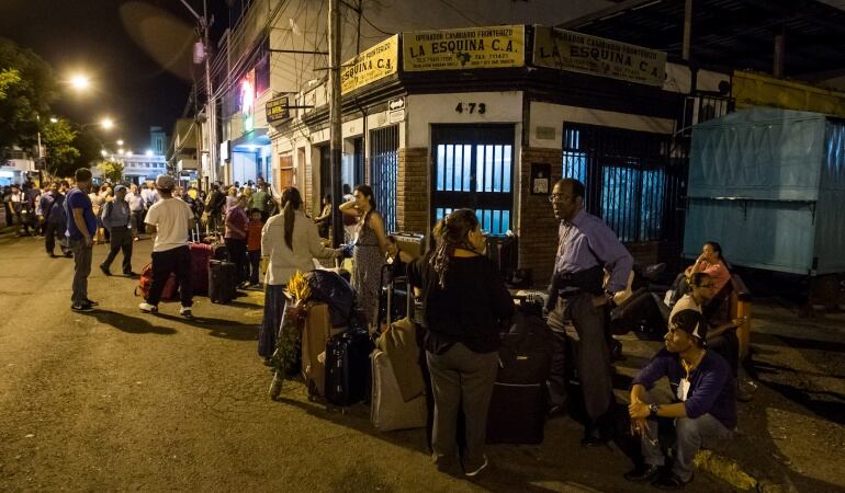 Un grupo de colombianos salió de Venezuela luego de que Maduro despliega tres mil efectivos en la nueva zona fronteriza.