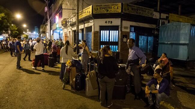 Un grupo de colombianos salió de Venezuela luego de que Maduro despliega tres mil efectivos en la nueva zona fronteriza.