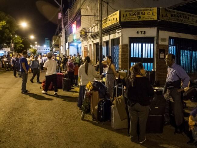 Un grupo de colombianos salió de Venezuela luego de que Maduro despliega tres mil efectivos en la nueva zona fronteriza.