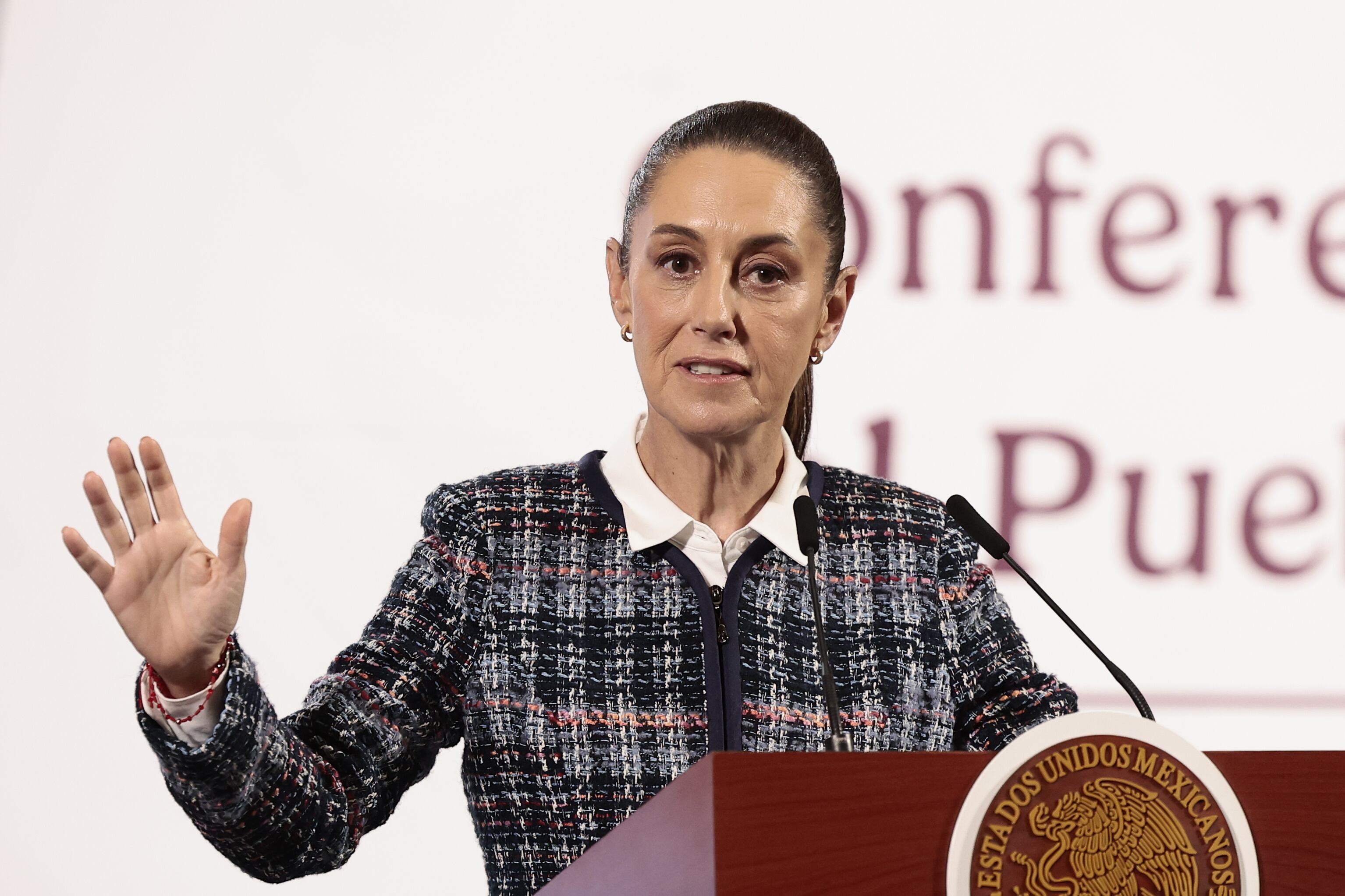 MEX2225. CIUDAD DE MÉXICO (MÉXICO), 06/02/2025.- La presidenta de México, Claudia Sheinbaum, participa este jueves durante una rueda de prensa en Palacio Nacional de la Ciudad de México (México). Sheinbaum rechazó que haya aceptado una mayor presencia de la Administración de Control de Drogas de Estados Unidos (DEA, en inglés) para afrontar el narcotráfico como parte del acuerdo con el mandatario Donald Trump para pausar los aranceles. EFE/José Méndez