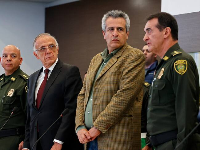 El ministro del Interior de Colombia, Luis Fernando Velasco (c), el de Defensa, Iván Velásquez (i), y el director de la Policía, general William Salamanca (Colombia). EFE/ Mauricio Dueñas Castañeda