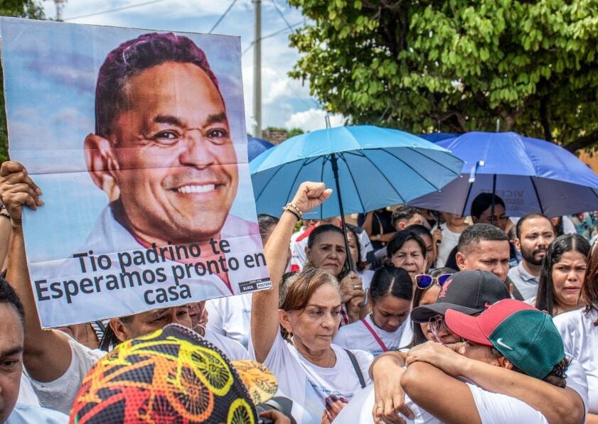 Family and friends of Liverpool's Colombian forward Luis Diaz take part in a demostration to ask for the release of Diaz's father in Barrancas, La Guajira department, Colombia on November 5, 2023. Colombia said Friday the ELN guerrilla group will release the father of Liverpool footballer Luis Diaz, whom it abducted five days ago as it engaged in peace talks with Bogota. Interior Minister Luis Fernando Velasco told reporters that ELN representatives at the negotiations had indicated to government counterparts "that he will be released." He added that "a safe area will have to be agreed" upon for the handover to happen. (Photo by Lismari Machado / AFP) (Photo by LISMARI MACHADO/AFP via Getty Images)