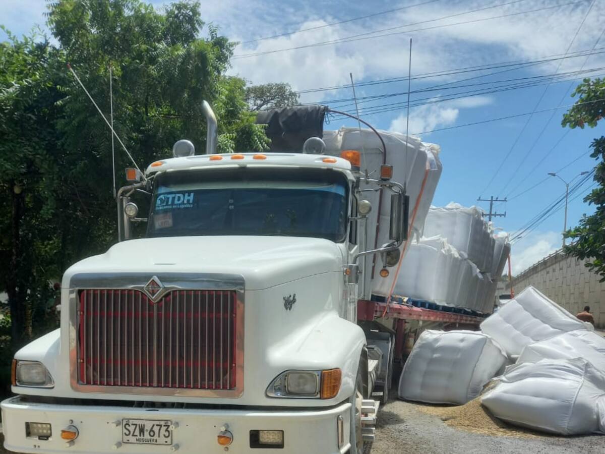 Camión sufrió volcamiento por caída de la carga que llevaba en Cartagena