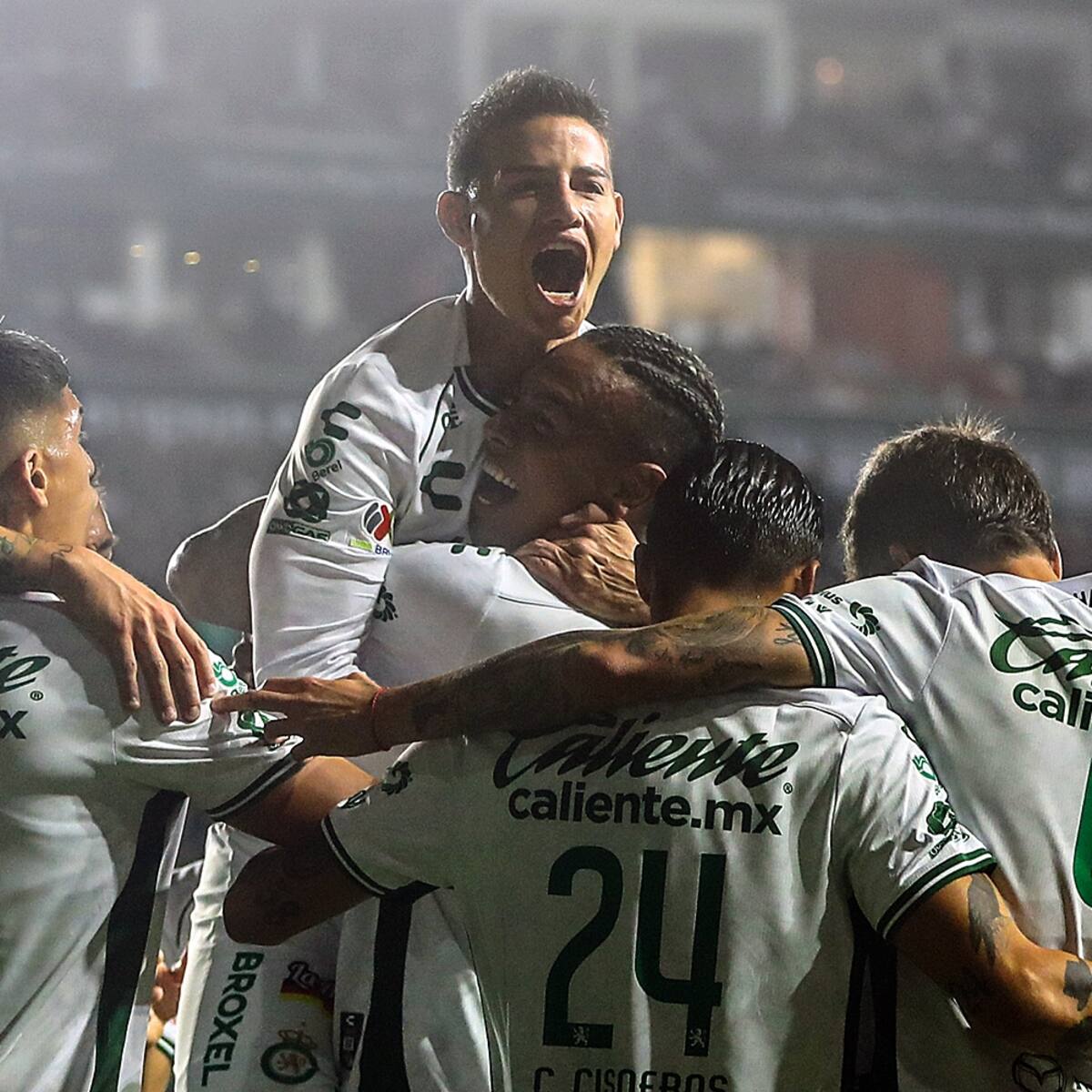 James Rodríguez hizo asistencia y fue figura en triunfo de León sobre Chivas