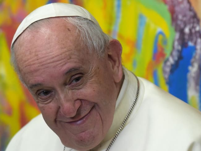 El papa bromea con una monja: "Te doy un beso, pero tú no me muerdes"