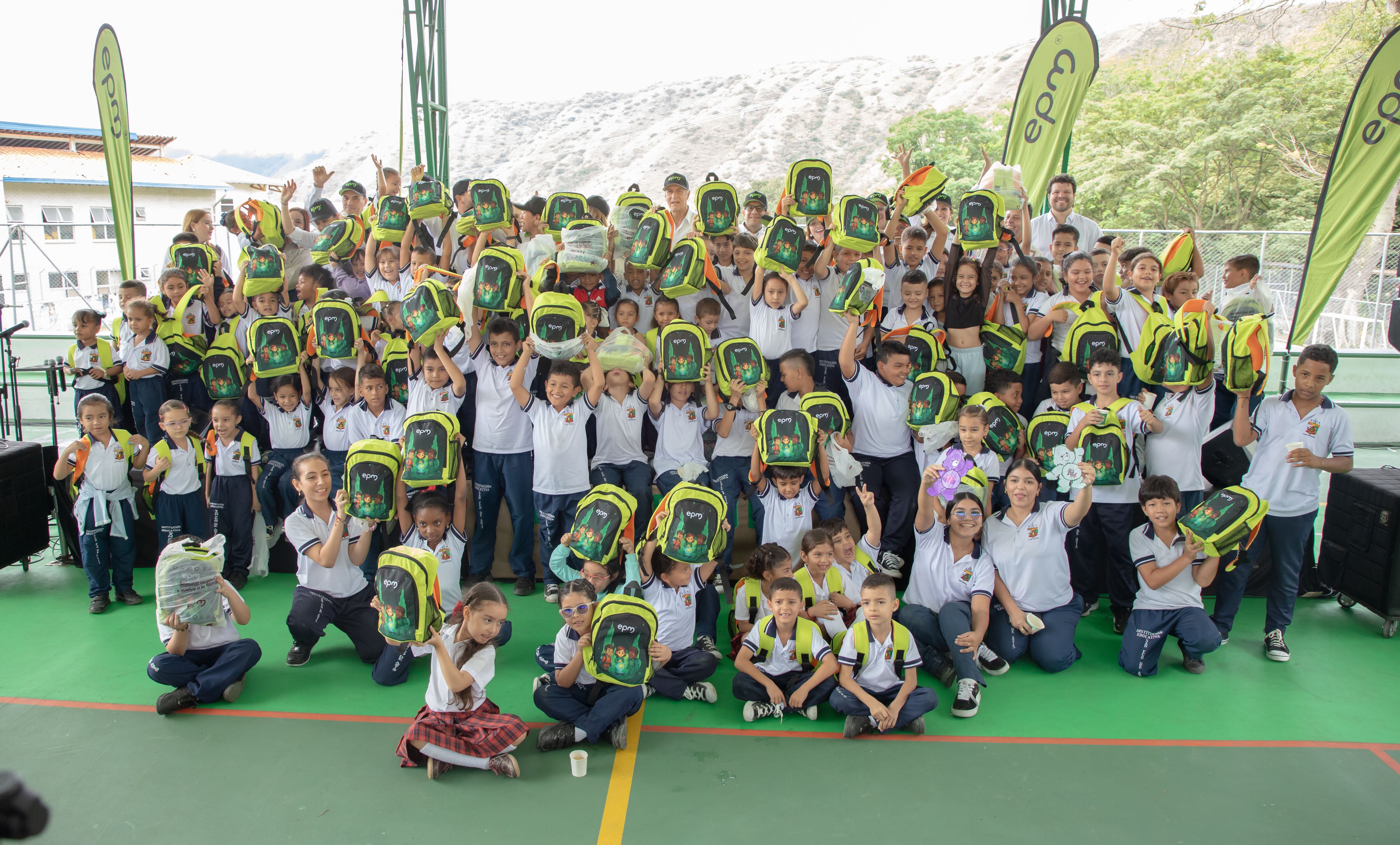 Entrega de kits escolares por parte de EPM en zona de influencia de Hidroituango. Cortesía: EPM