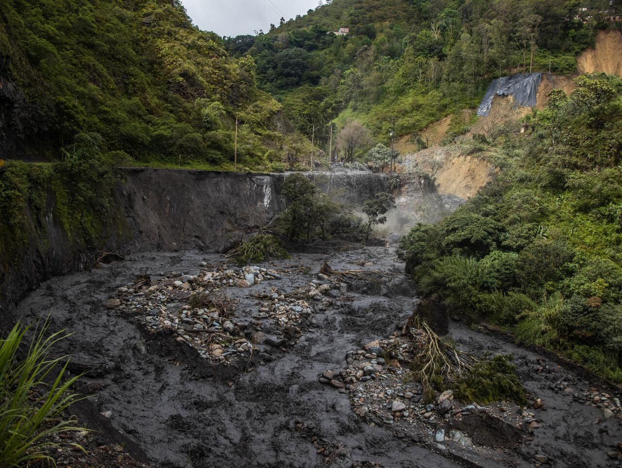 Derrumbe de 3.200 metros cúbicos de tierra sobre el río en Quetame. Foto: Gobernación de Cundinamarca.