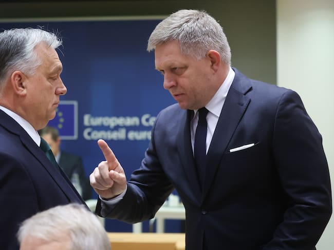 Bruselas (Bélgica), 01/02/2024.- el primer ministro húngaro, Viktor Orban (i), y el primer ministro de Eslovaquia, Robert Fico, al inicio del Consejo Europeo especial en Bruselas, Bélgica, este jueves. Los líderes de la UE se reúnen en Bruselas para discutir el presupuesto a largo plazo de la UE para 2021-2027, incluido el apoyo a Ucrania.EFE OLIVIER HOSLET