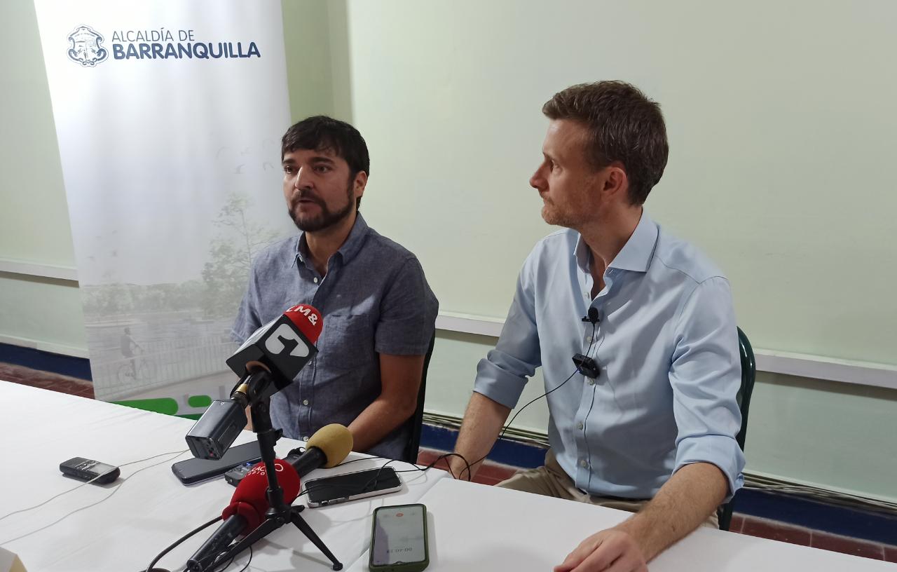 Alcalde Jaime Pumarejo y el embajador del Reino Unido en Colombia durante su visita en Barranquilla./Caracol Radio
