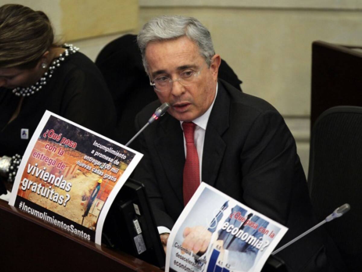 "Renuncio al Senado si me comprueban vínculos con SaludCoop": Uribe